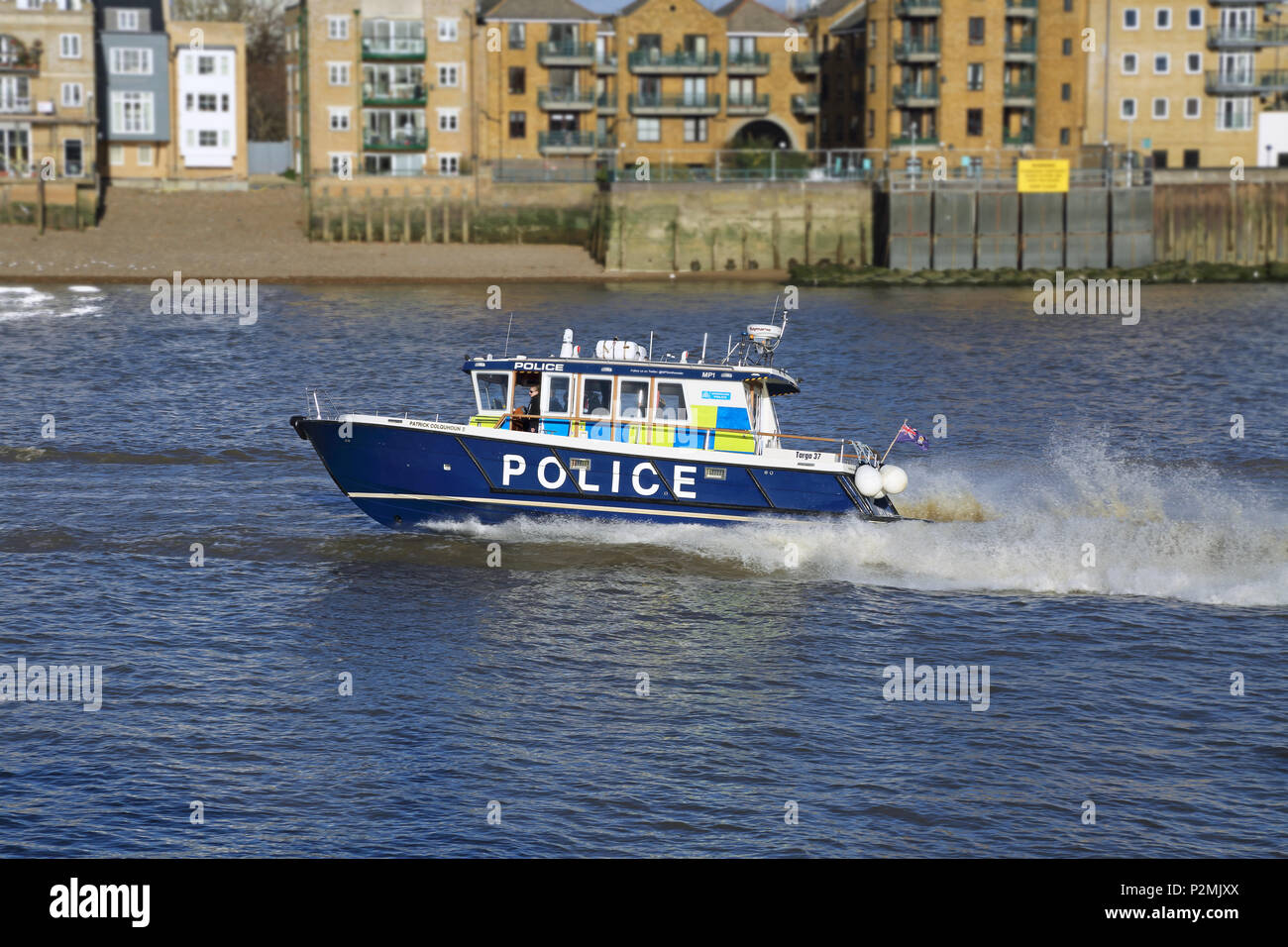 A Londra la polizia fluviale pattuglie di lancio sul Fiume Tamigi a Wapping ad alta velocità. Foto Stock