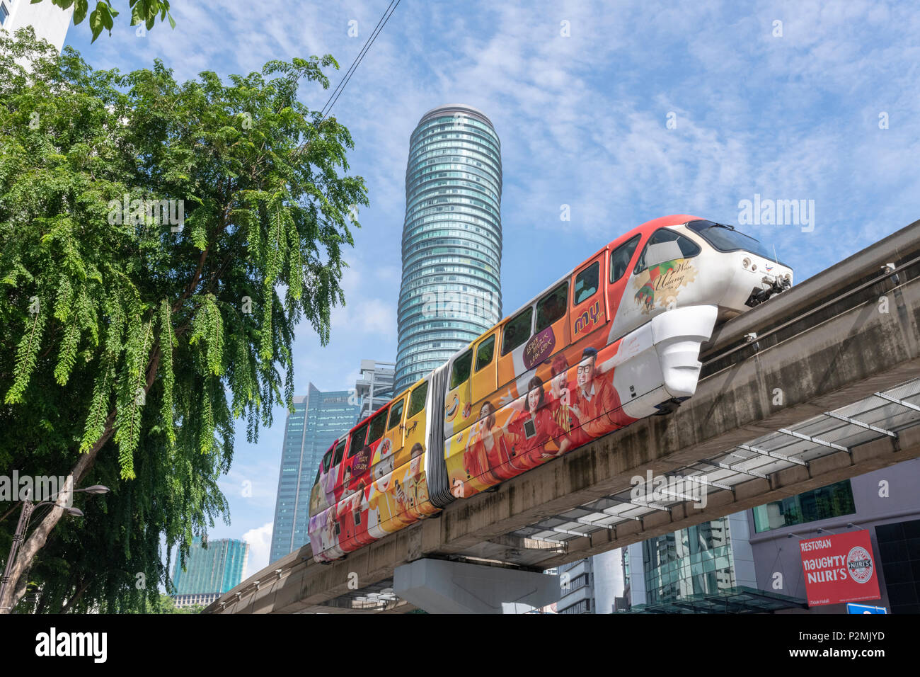 Una Monorotaia auto passa al di sopra di una strada principale nel centro di Kuala Lumpur in Malesia Foto Stock