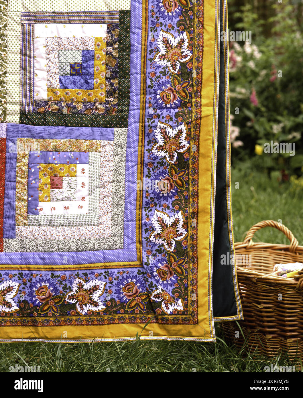Close-up di un viola mosaico appeso su una linea Foto Stock