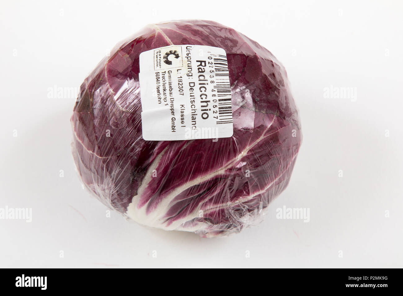 Il cibo fresco, verdure ciascuno singolarmente confezionati in plastica tutto il cibo è disponibile nello stesso supermercato anche senza imballaggio plastico, radi Foto Stock