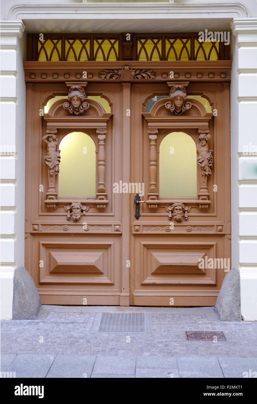 Vecchia porta di legno con intagli Foto Stock