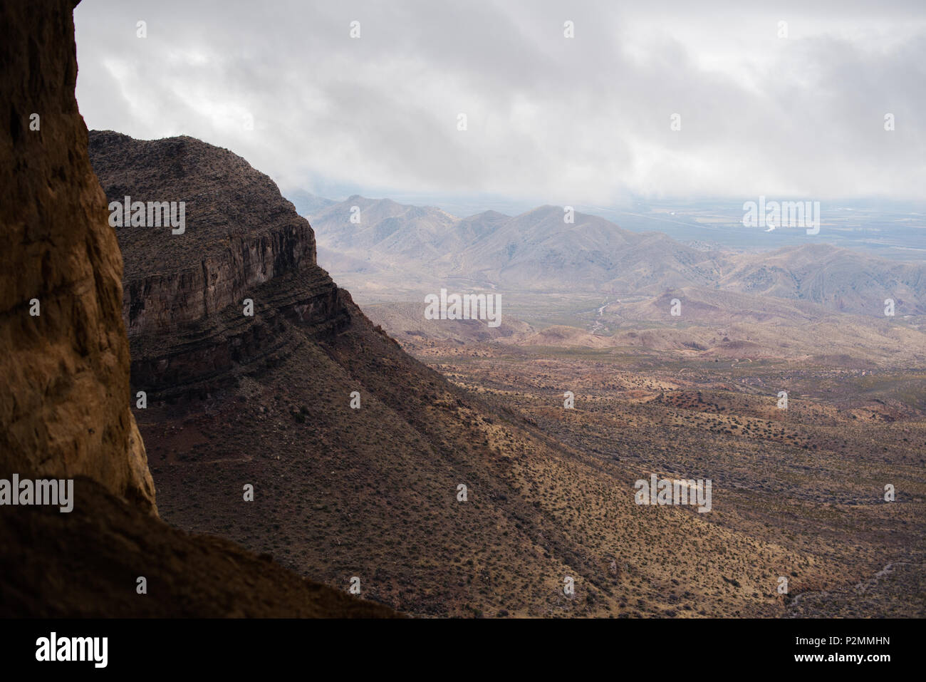 Paesaggio panoramico vista nel tempestoso delle montagne del Deserto vicino a verità o conseguenze, Nuovo Messico. Foto Stock