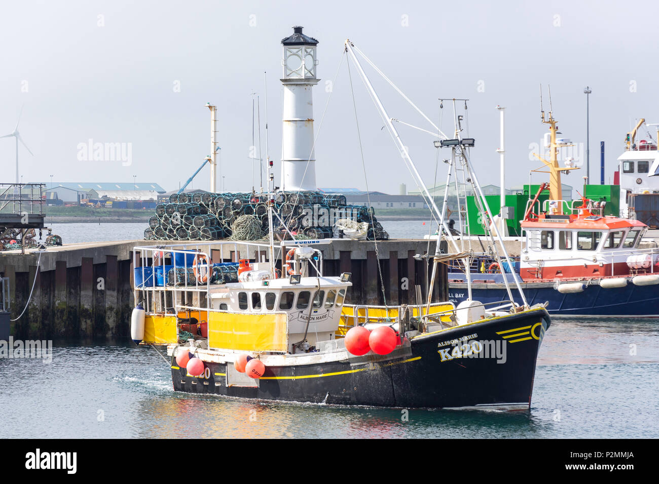 Barca da pesca entrando in porto, Kirkwall, Continentale, Orkney Islands, Isole del Nord, Scozia, Regno Unito Foto Stock