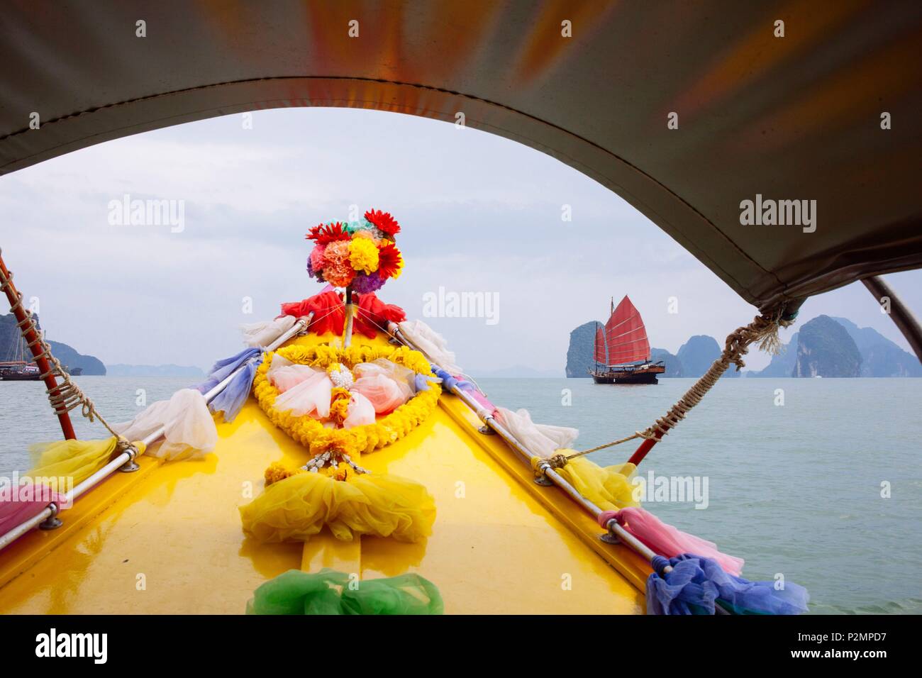 Thailandia Phuket, Phang Nga Bay, barca veloce (longtail boat) Foto Stock