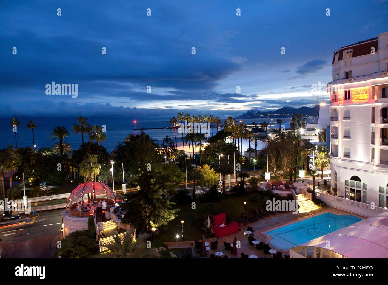 Francia, Alpes Maritimes, Cannes, il Majestic Barrière hotel, hotel di lusso, vista la Croisette Foto Stock