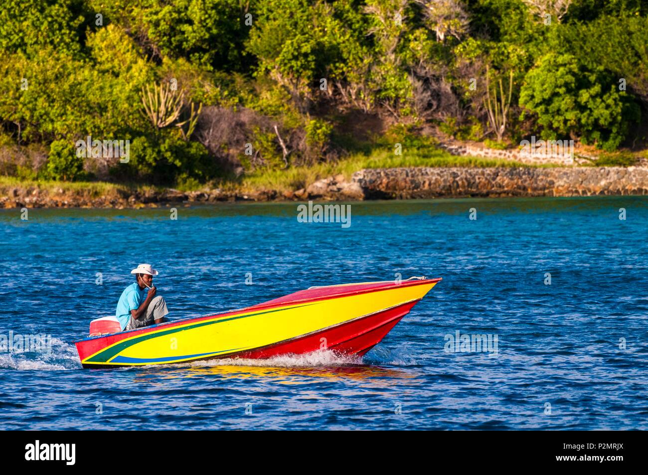 Caraibi, Piccole Antille, Saint Vincent e Grenadine, Mayreau Isola, pescatore e la sua barca veloce in Salt Whistle Bay Foto Stock