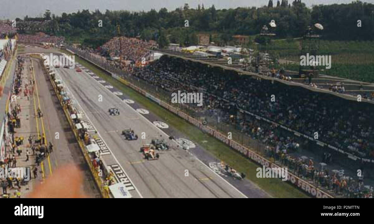. Inglese: Racing incidente all'inizio del 1994 GP di San Marino, coinvolgendo J.J. Lehto (Benetton) e Pedro Lamy (Lotus) . 1 maggio 1994. 74 sconosciuto Racing incidente a 1994 Imola start (J.J. Lehto e Pedro Lamy) Foto Stock