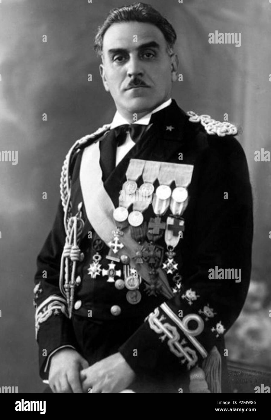 . Luigi Rizzo, primo conte di Grado e di Premuda (1887-1951), qui fotografato nella sua uniforme come ammiraglio della Regia Marina. Soprannominata la platina, il 10 giugno 1918, con il grado di tenente della marina militare, ha avuto un ruolo importante per l'affondamento della corazzata Austro-ungarico SMS Szent István (Saint Stephen). Per il suo coraggio che egli ha ricevuto due medaglie d'oro e quattro medaglie d argento del valor militare. prima del 1935. 75 sconosciuto Ammiraglio Luigi Rizzo nel 1935 Foto Stock