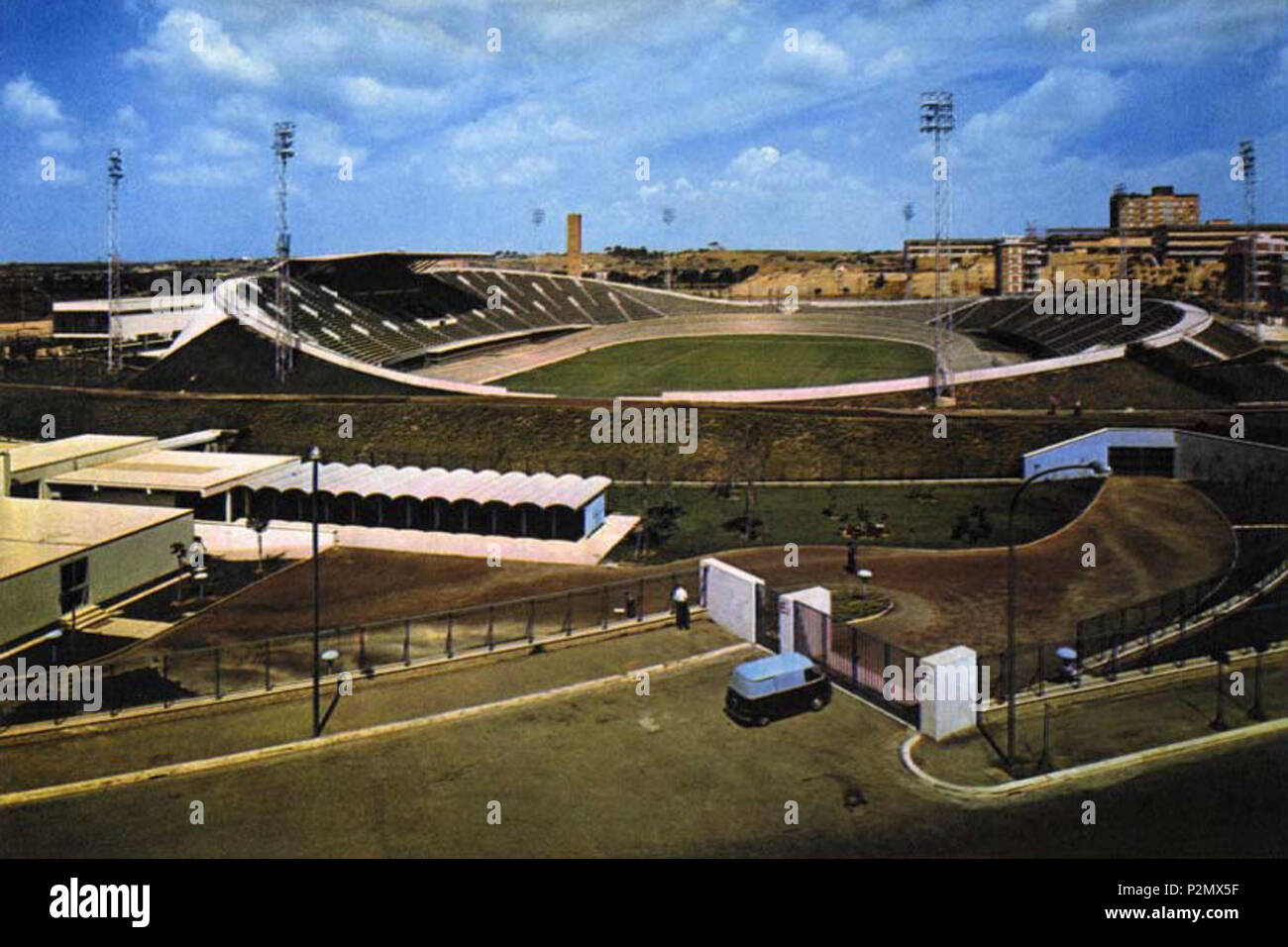. Il velodromo olimpico di Roma, costruita per la XVII Olimpiade estiva che ha avuto luogo nel 1960 a Roma. Il velodromo hosted ciclismo su pista e campo di hockey eventi. Esso ha operato fino al 1968. In che anno è stato interrotto a causa di problemi per le sue fondamenta. Essa è rimasta inattiva per 40 anni fino alla demolizione di implosione del 24 luglio 2008. 1960. Unknown 77 Roma, velodromo olimpico 1960 Foto Stock