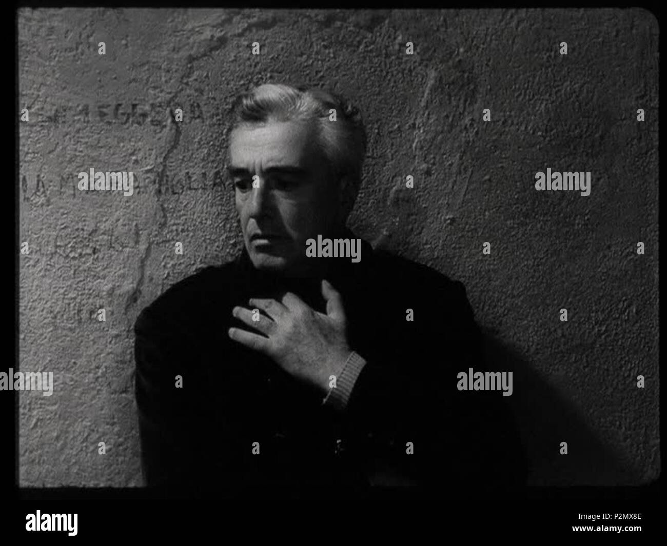 . Italiano: Screenshot del film Il generale Della Rovere (1959) di Roberto Rossellini. 8 ottobre 2012. Questo file è privo di informazioni sull'autore. 78 Rovere de sica Foto Stock