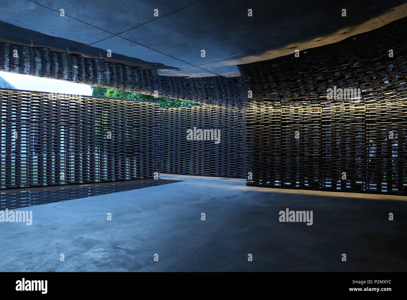 Serpentine Pavilion progettato da Frida Escobedo Foto Stock
