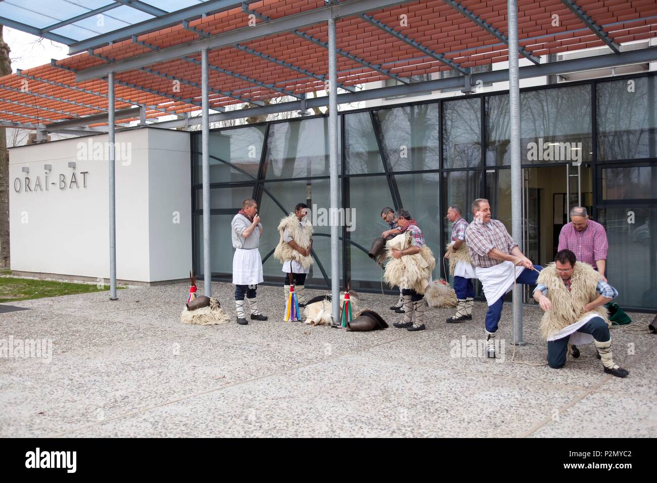 Francia, Pirenei Atlantiques, crogiolatevi paese, Bayonne, l'associazione Orai Bat continua la tradizione di joaldunak (colui che indossa campanacci) è una tradizione rurale la cui origine non è noto, ma il cui significato è di forzare il risveglio della natura annunciando l arrivo del carnevale Foto Stock