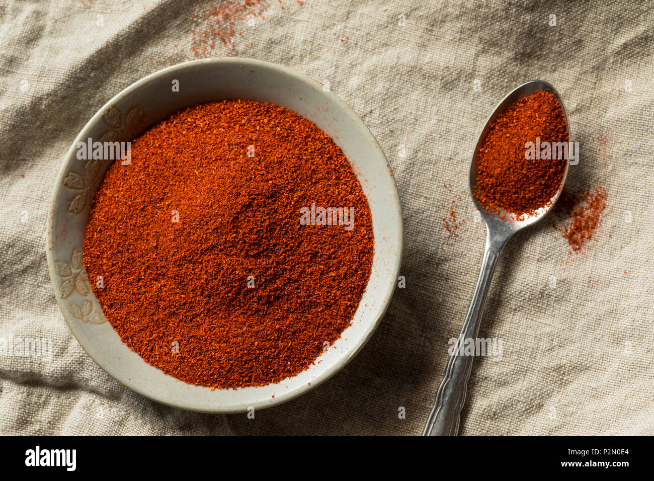 Organico secco rosso Paprika affumicato in una ciotola Foto Stock
