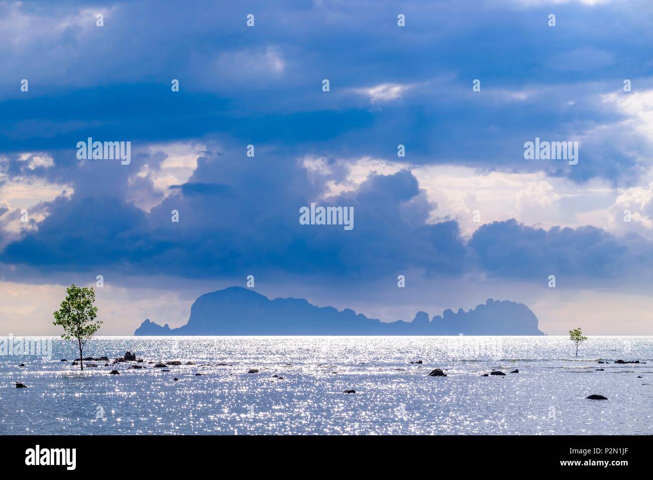 Thailandia, Trang provincia, Ko Sukorn island, la vista delle isole di Mu Ko Phetra il Parco Marino Nazionale dal west coast, Ko Phetra isola Foto Stock