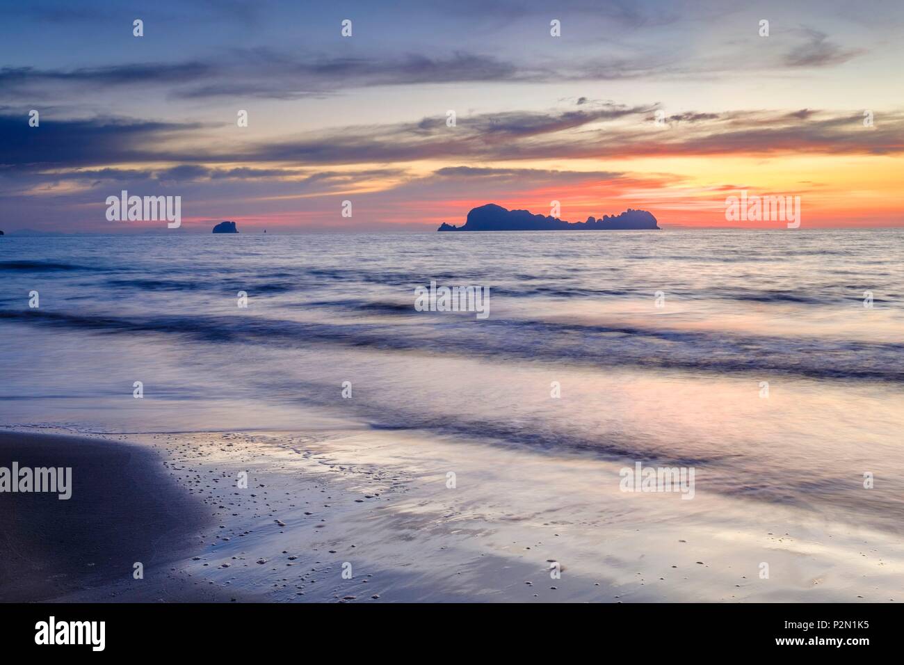Thailandia, Trang provincia, Ko Sukorn island, la vista delle isole di Mu Ko Phetra il Parco Marino Nazionale dal west coast Foto Stock