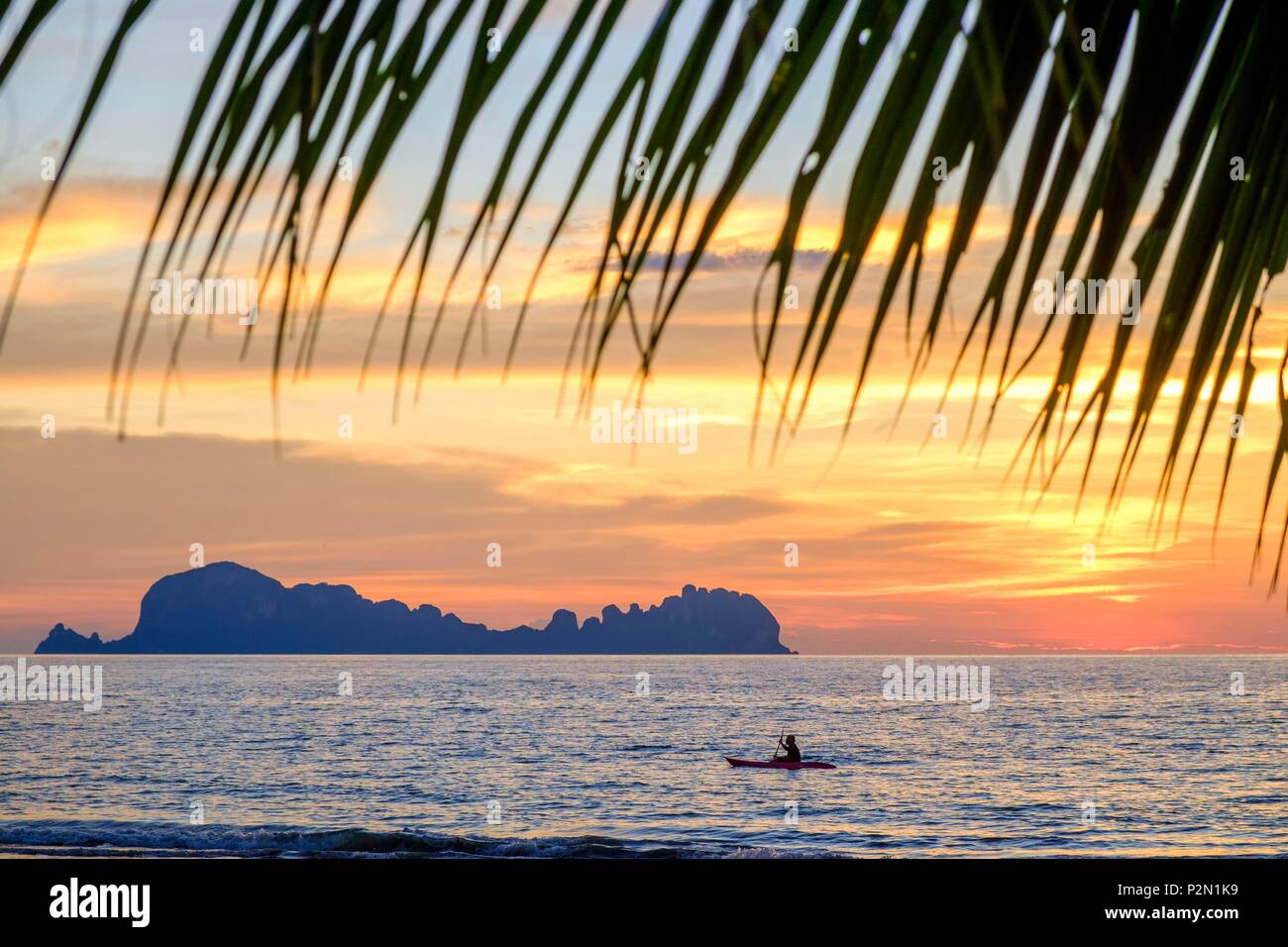 Thailandia, Trang provincia, Ko Sukorn island, la vista delle isole di Mu Ko Phetra il Parco Marino Nazionale dal west coast, Ko Phetra isola Foto Stock