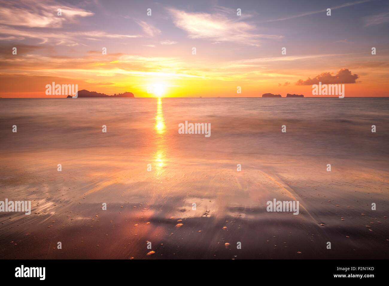 Thailandia, Trang provincia, Ko Sukorn island, la vista delle isole di Mu Ko Phetra il Parco Marino Nazionale dal west coast Foto Stock