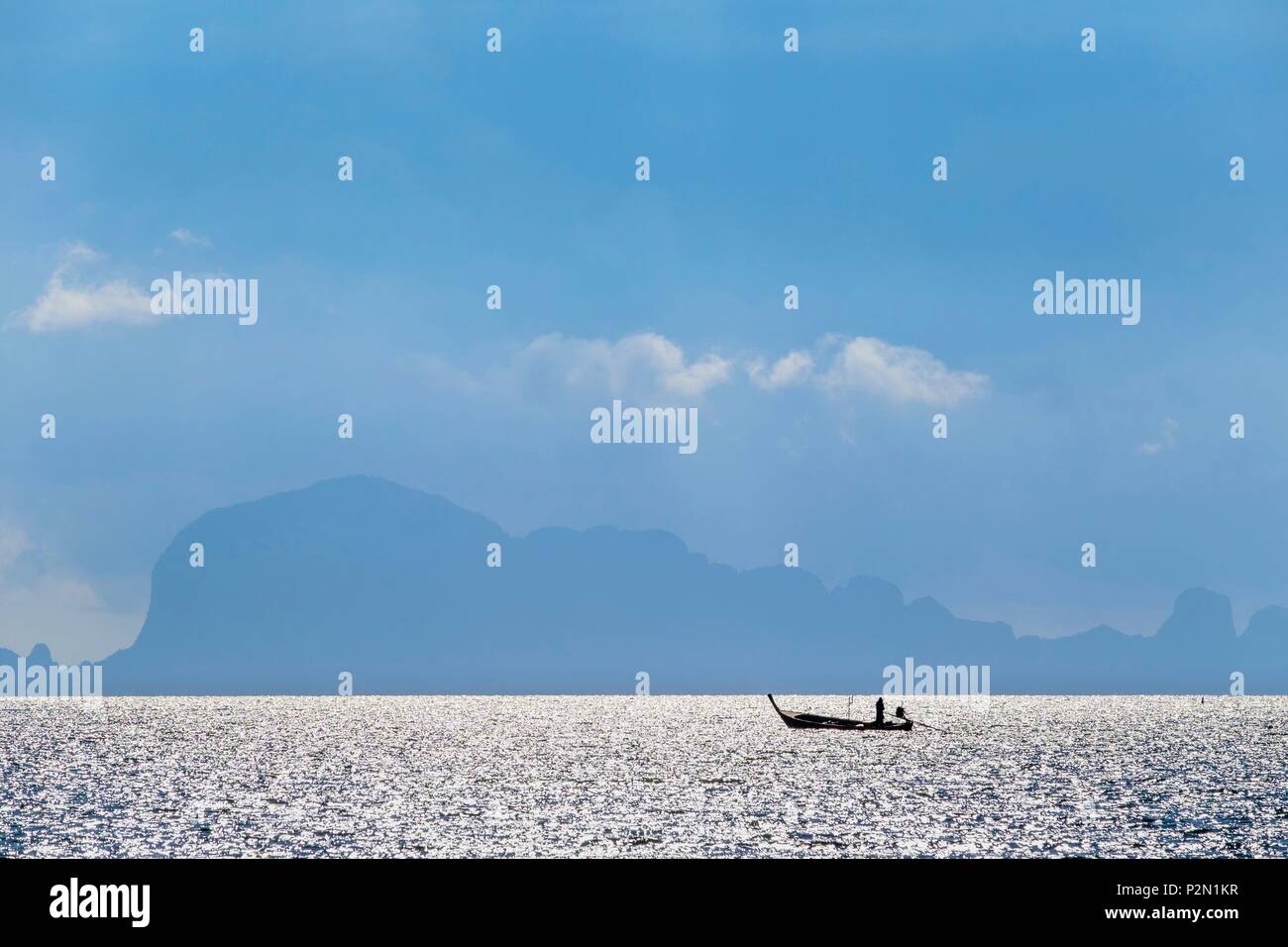 Thailandia, Trang provincia, Ko Sukorn island, la vista delle isole di Mu Ko Phetra il Parco Marino Nazionale dal west coast, Ko Phetra isola Foto Stock