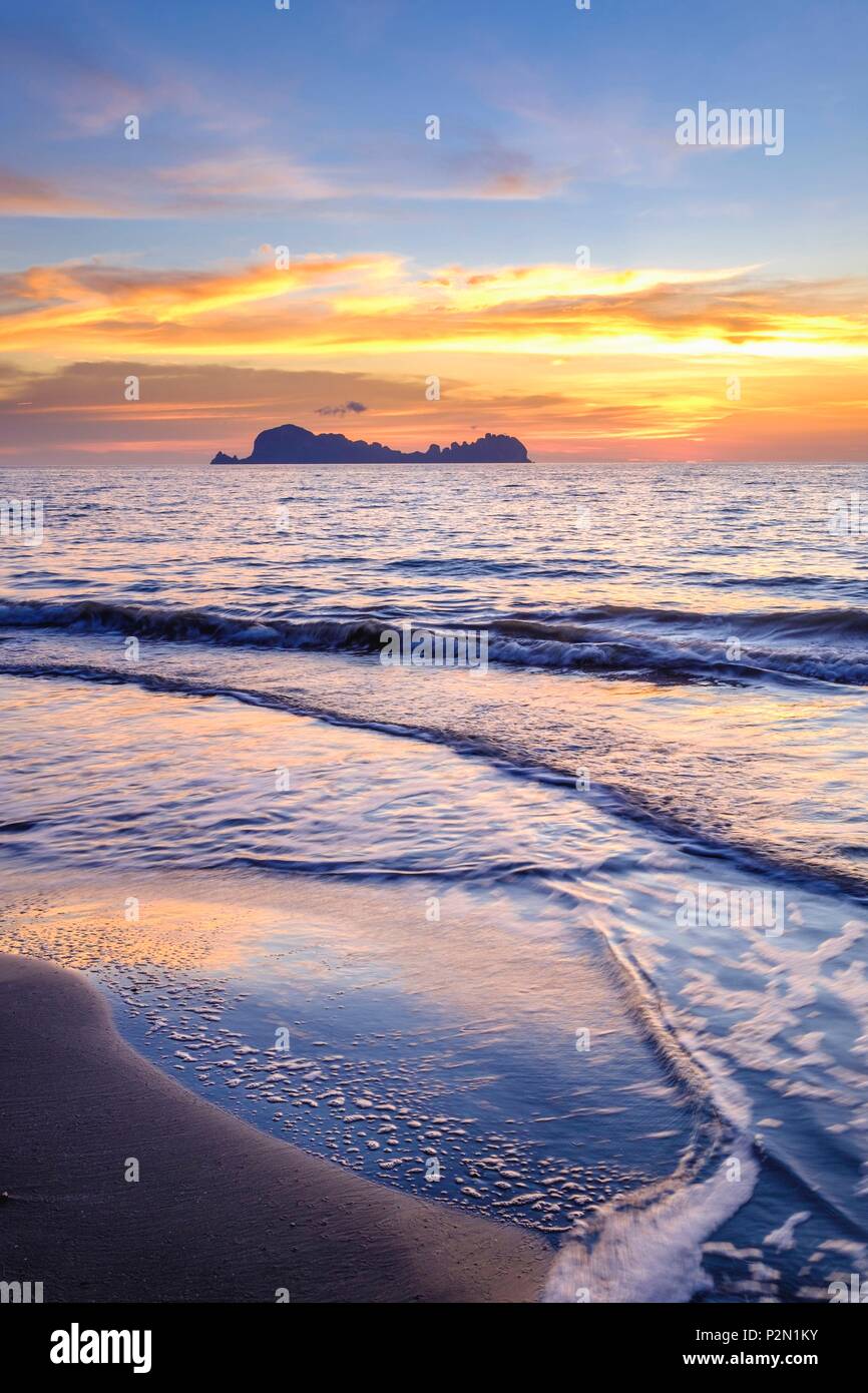 Thailandia, Trang provincia, Ko Sukorn island, la vista delle isole di Mu Ko Phetra il Parco Marino Nazionale dal west coast, Ko Phetra isola Foto Stock