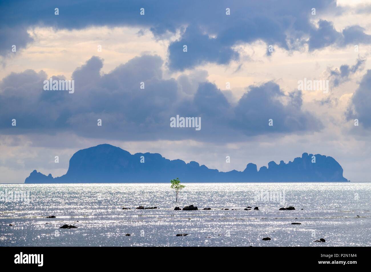 Thailandia, Trang provincia, Ko Sukorn island, la vista delle isole di Mu Ko Phetra il Parco Marino Nazionale dal west coast, Ko Phetra isola Foto Stock