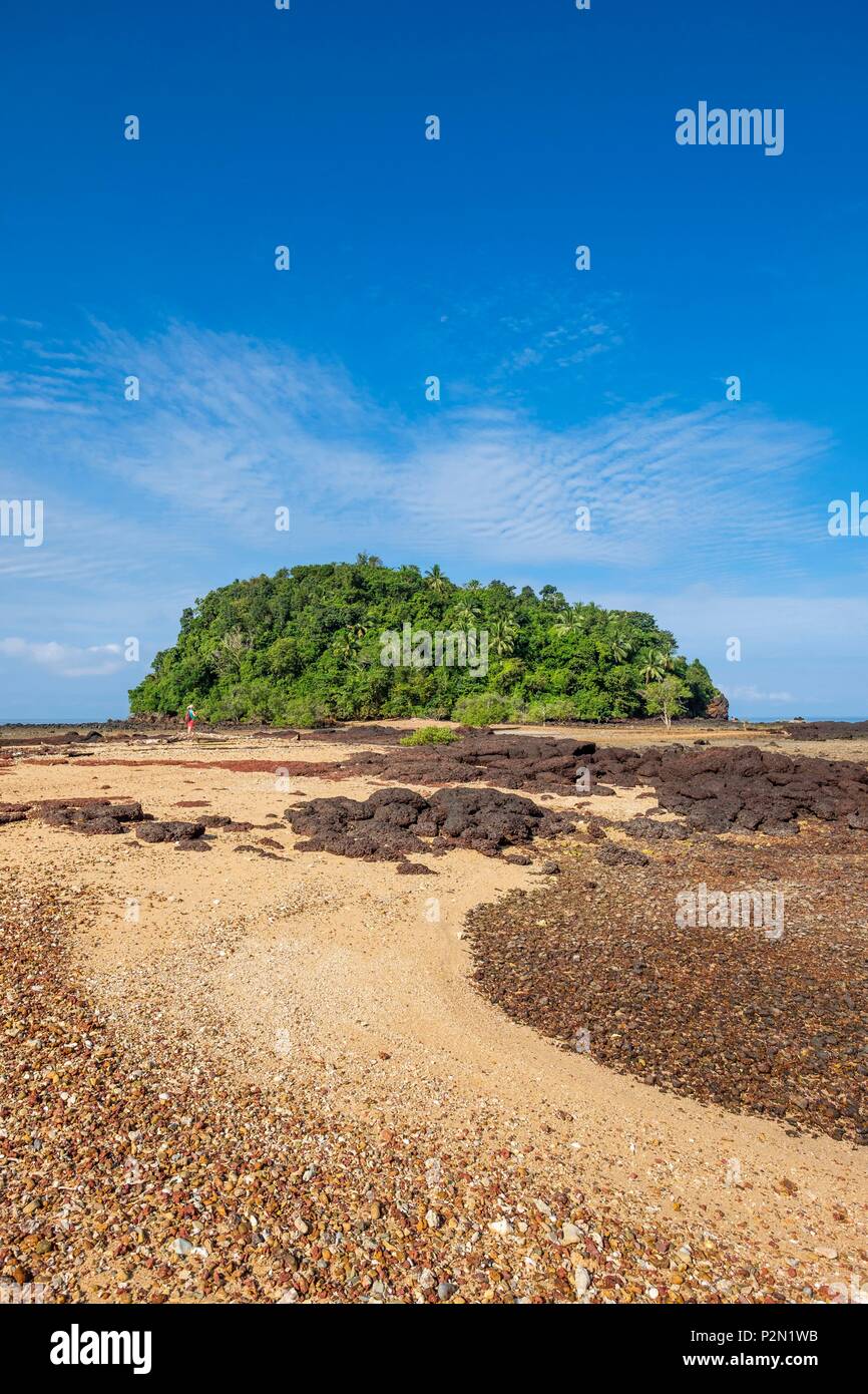 Thailandia, Trang provincia, Ko Libong isola, isoletta rivolta Haad Kao Lang spiaggia che può essere raggiunta a piedi con la bassa marea Foto Stock