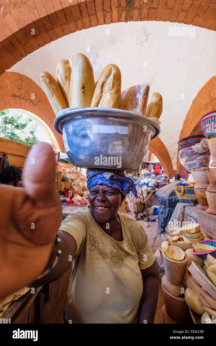 Il Burkina Faso, provincia di Boulkiemdé, Koudougou, il mercato centrale, progettato dall'Agenzia Svizzera per lo sviluppo e la cooperazione (DSC), consentendo lo sviluppo di innovative tecniche di costruzione e di tirocini di formazione pratica delle maestranze locali Foto Stock