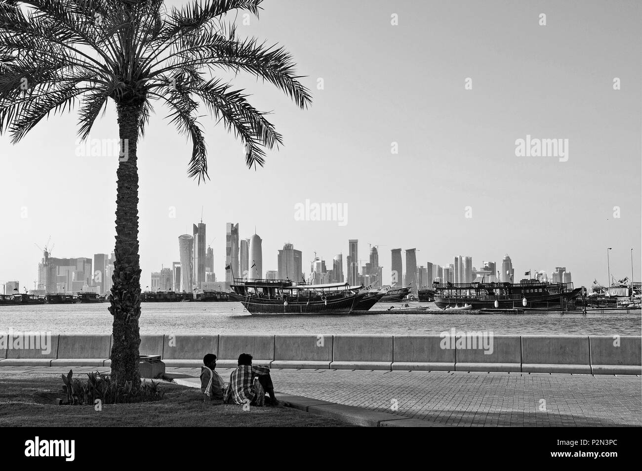 Doha vista dello skyline della citta' in qatar in bianco e nero Foto Stock