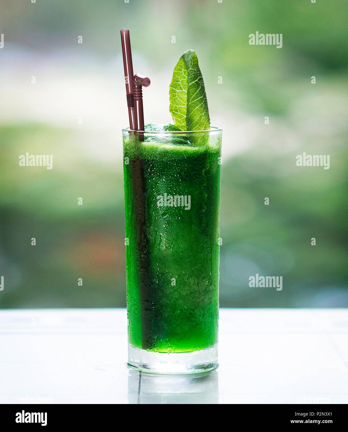 Organico fresco verde scuro vegetali frondosi detox succo nel bicchiere realizzato con cavolo cetriolo lattughe e spinaci Foto Stock