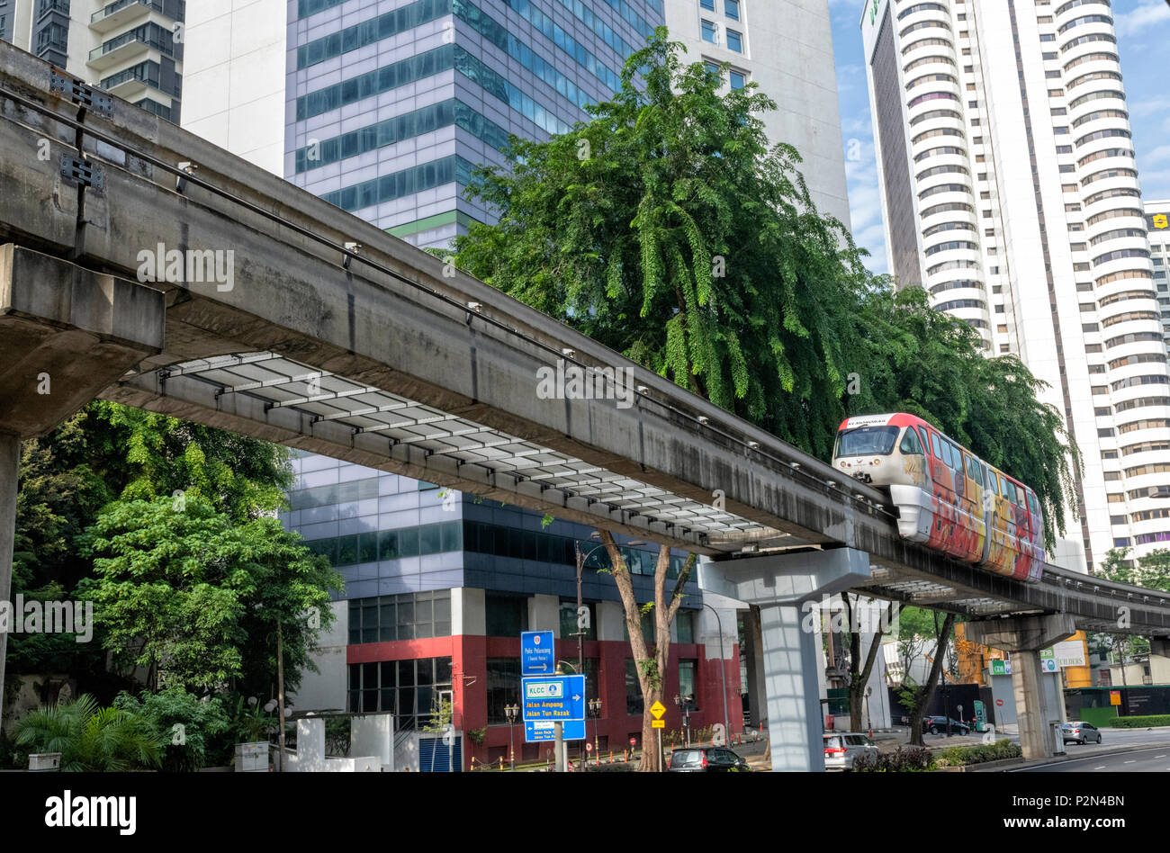 Una Monorotaia auto passa al di sopra di una strada principale nel centro di Kuala Lumpur in Malesia Foto Stock