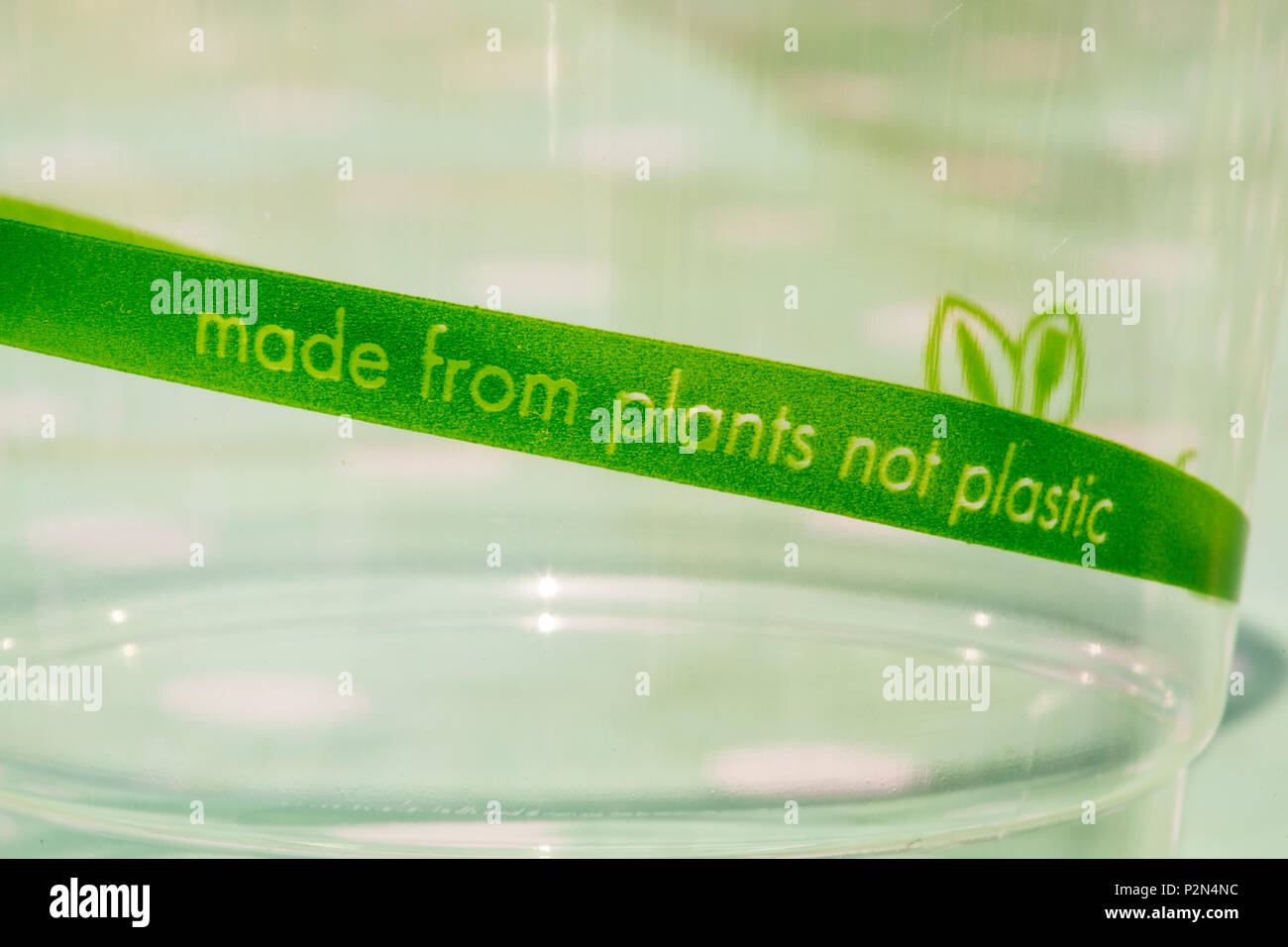 Un tipo di plastica tazza fatta da piante non olio base di plastica. Foto Stock