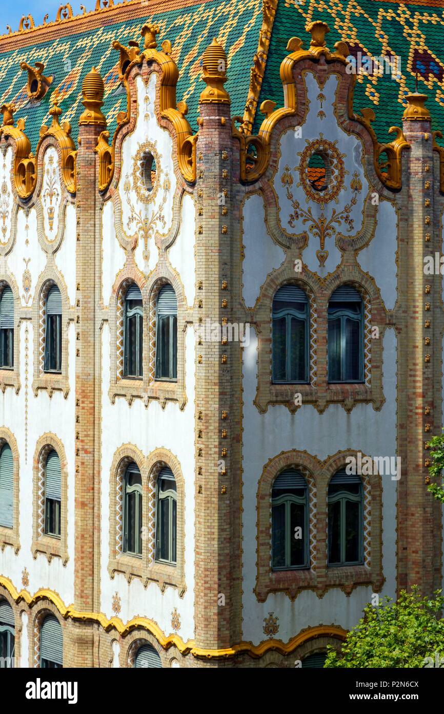 Budapest, Ungheria, area classificata come patrimonio mondiale, il tetto del Post Office Savings Bank (attuale sede della Banca nazionale di Ungheria) costruita tra il 1899 e il 1902 dall'architetto Ödön Lechner Foto Stock