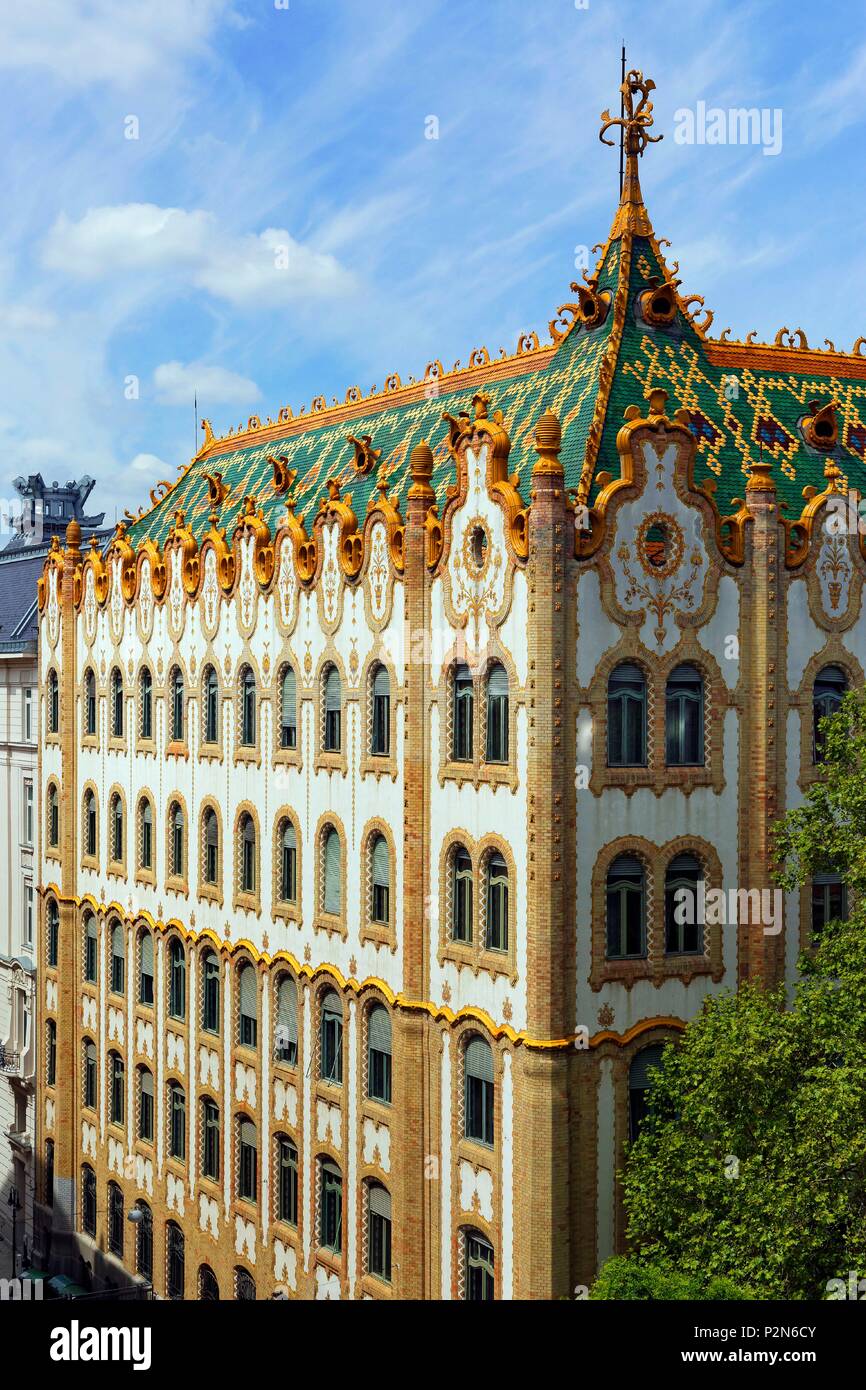 Budapest, Ungheria, area classificata come patrimonio mondiale, il tetto del Post Office Savings Bank (attuale sede della Banca nazionale di Ungheria) costruita tra il 1899 e il 1902 dall'architetto Ödön Lechner Foto Stock