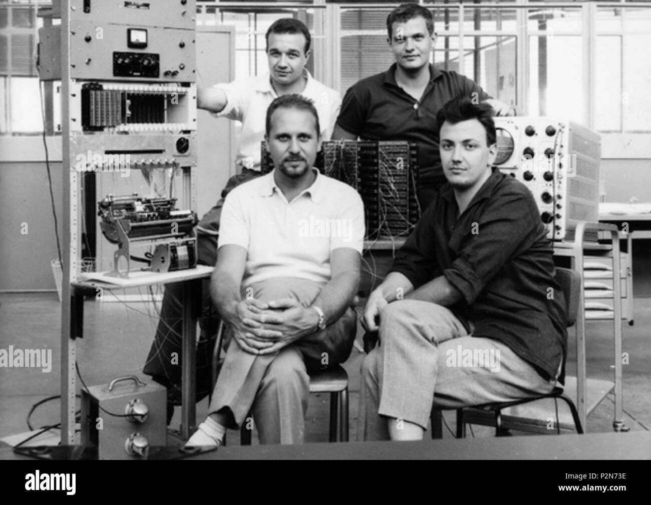 . Inglese: Il Programma 101 team (tranne Giuliano Gaiti) presso il Laboratorio di Olivetti. Da sinistra a destra: seduti davanti: Pier Giorgio su Perotto e Giovanni De Sandre in piedi nella parte posteriore: Gastone Garziera, Giancarlo Toppi. Italiano: L'equipe dei progettisti (eccetto Giuliano Gaiti) della Programma 101 in un laboratorio Olivetti. Da sinistra a destra: seduti davanti: Pier Giorgio su Perotto e Giovanni De Sandre dietro, in piedi: Gastone Garziera, Giancarlo Toppi. . Tra il 1962 e il 1964. Unknown 67 P101 team - Pier Giorgio su Perotto e Giovanni De Sandre e Gastone Garziera, Giancarlo Toppi Foto Stock