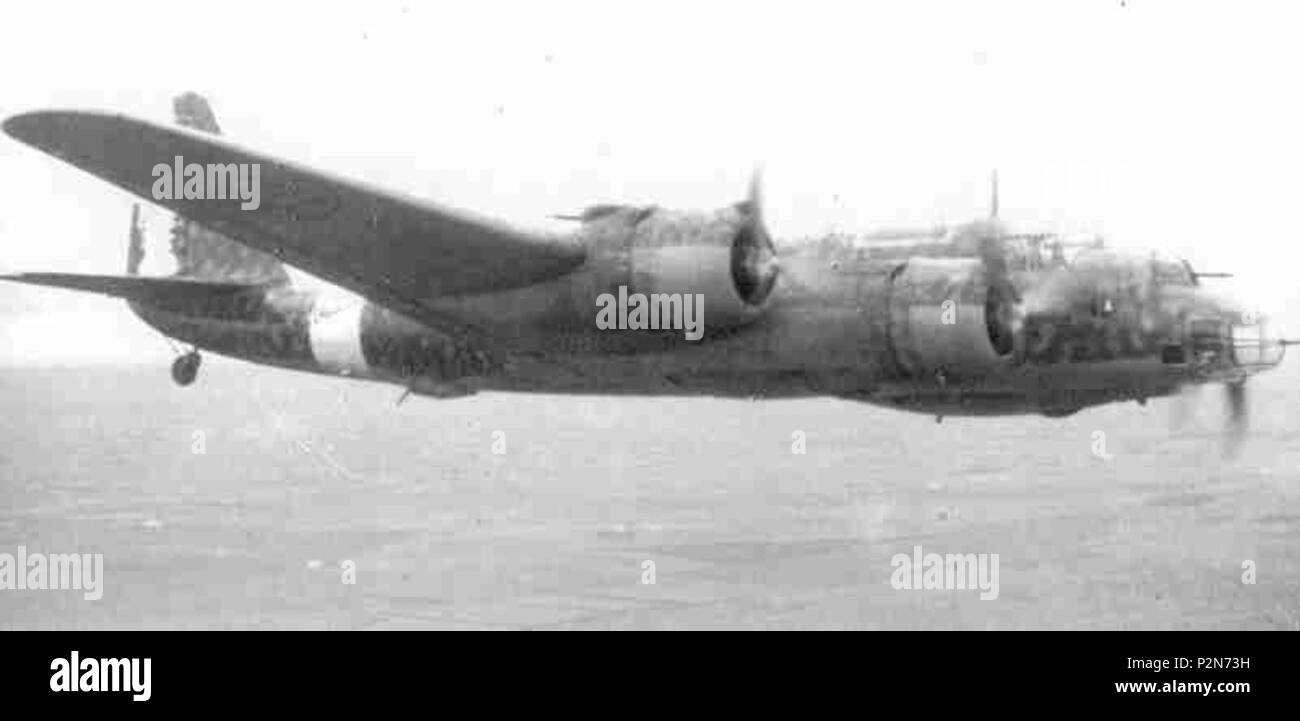 . Bombardiere Regia Aeronautica Piaggio P.108B - In volo 1942 L'origine del Piaggio P.108 è voluta da onu concorso ministeriale per onu 'apparecchio veloce da bombardamento diurno e notturno, un grande raggio d'azione' indetto nel 1937. Parteciparono i C.R.D.A. e la Piaggio, quest'ultima con il progetto dell'ing. Casiraghi, direttore tecnico con importanti di alcune esperienze di lavoro negli Stati Uniti d'America, di onu metallico monoplano ad ala bassa a sbalzo, bicomando, quadrimotore con carrello retrattile. Il prototipo fu ultimato negli stabilimento di Finale Ligure nel novembre 1939 ed il primo volo Foto Stock