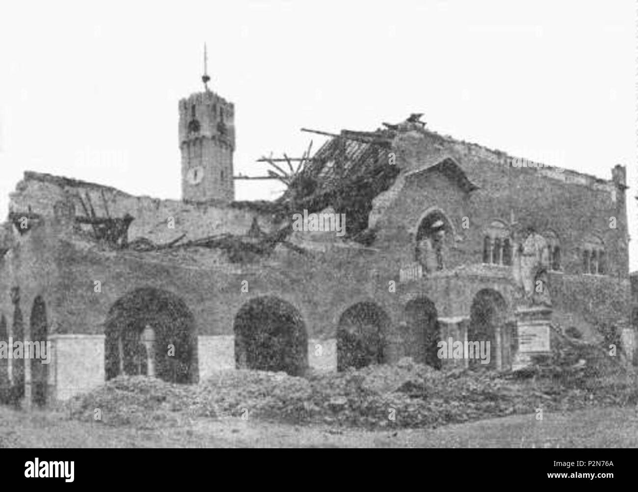 . Italiano: Il Palazzo dei Trecento di Treviso dopo il bombardamento del 1944. . Questo file è privo di informazioni sull'autore. 67 Palazzo300Bombardamento Foto Stock