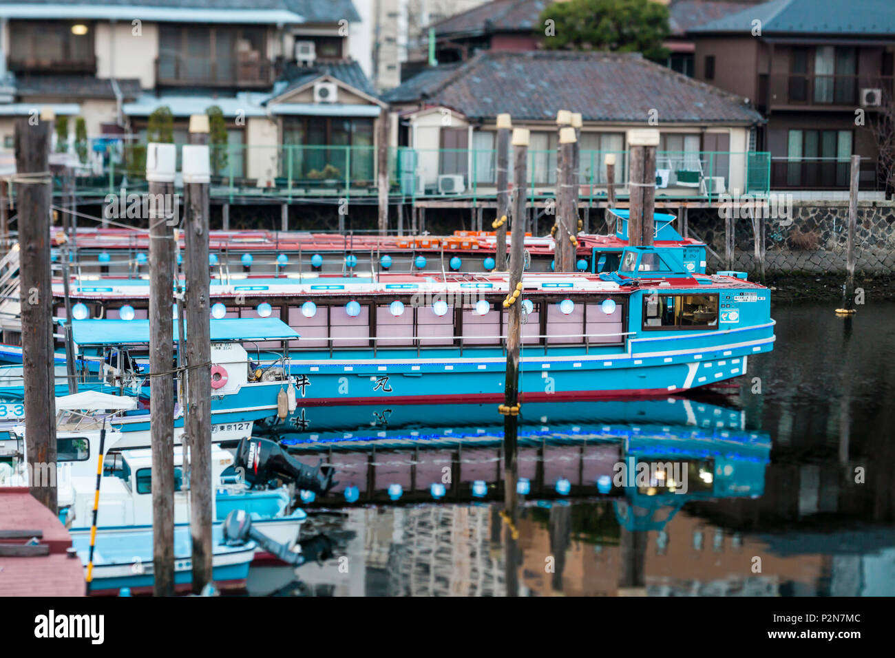 Nostalgico barche da diporto con lanterne in Kita-Shinagawa, Shinagawa, Tokyo, Giappone Foto Stock