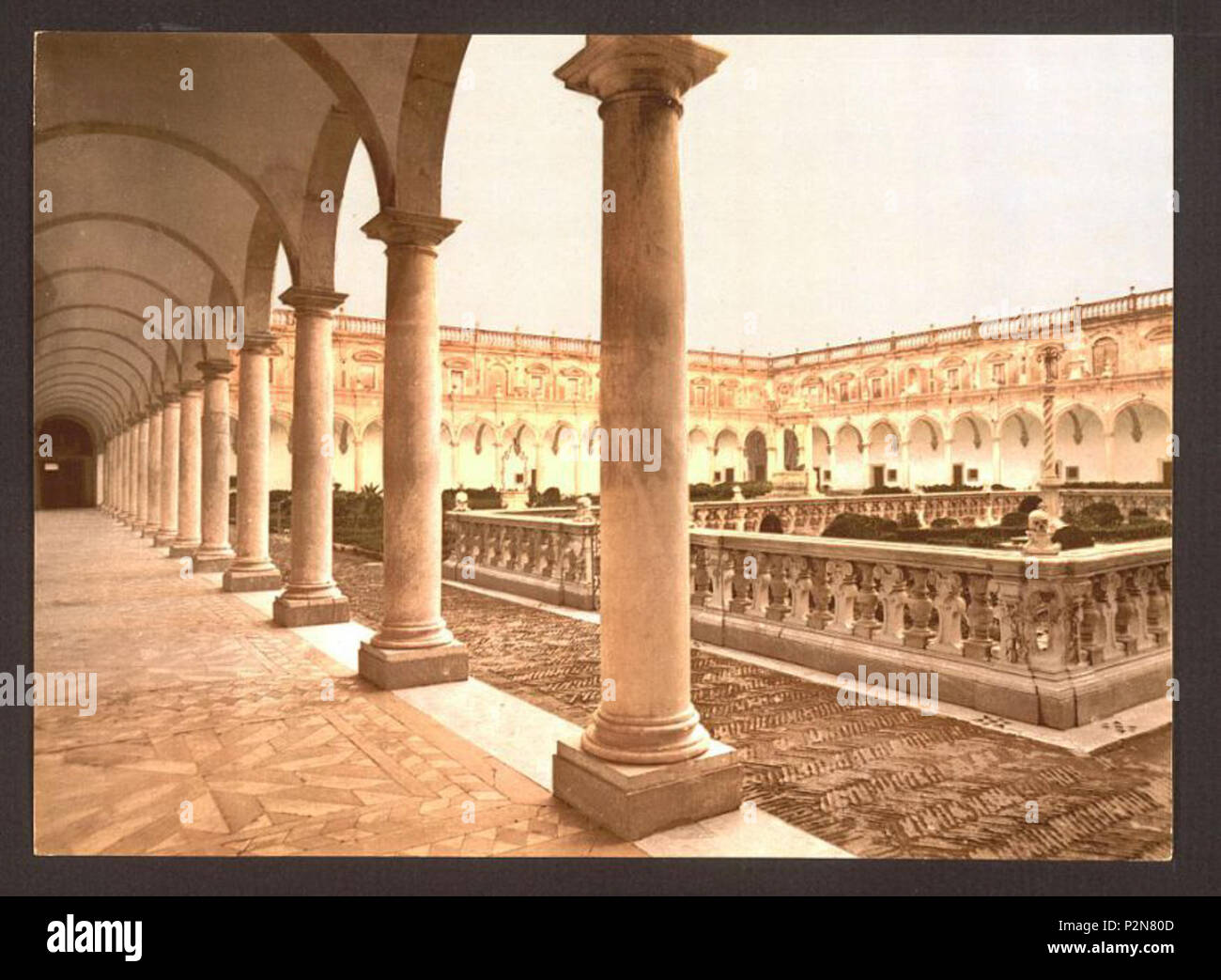 . Italiano: Photochrome : Napoli, chiostro della Certosa di San Martino. 1890s. sconosciuto Photochrome (stampa) 70 Photochrome San Martino Foto Stock