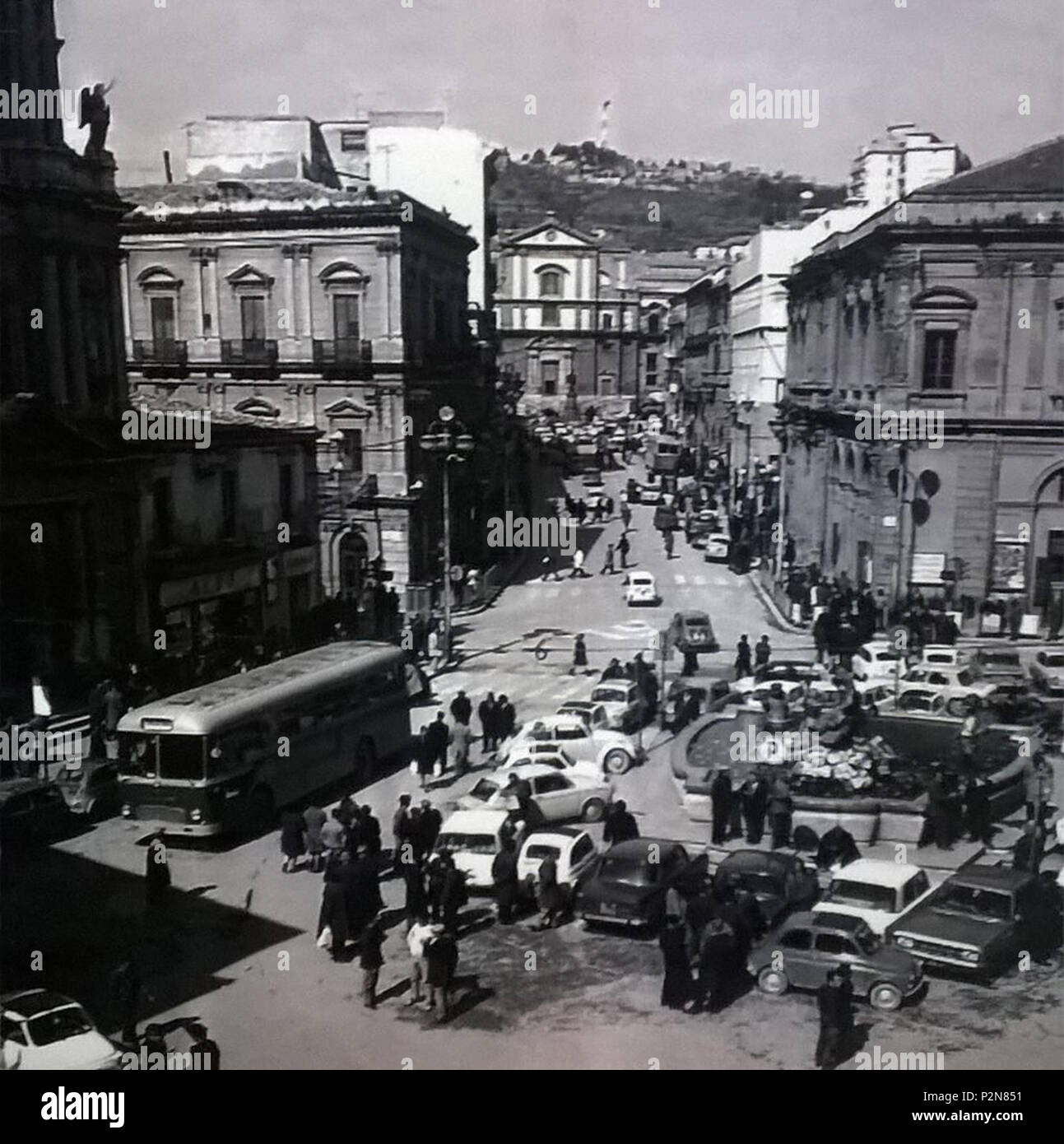 . Italiano: Piazza Garibaldi e Comune di Caltanissetta anni 70 . prima di 1960. 70 sconosciuto Piazza e Comune di CL anni 70 Foto Stock