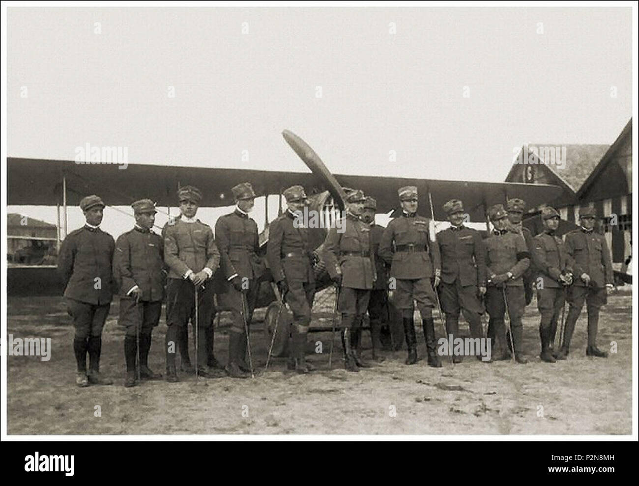. Inglese: i piloti del Campionato Italiano 91Fighter Squadron durante la guerra mondiale I. Nella foto a sinistra a destra sono il sergente Mario D'Urso, sergente Gaetano Aliperta, tenente Gastone Novelli, tenente Cesare Magistrini, capitano Bartolomeo Costantini, Capitano Fulco Ruffo di Calabria, il Colonnello Pier Ruggero Piccio, tenente Guido Keller, Major Francesco Baracca, tenente Ferruccio Ranza, tenente Mario De Bernardi, tenente Adriano Bacula e il sergente Guido Nardini. Tra il 1915 e il 1918, probabilmente 1917-1918. Unknown 71 i piloti italiani 91Fighter Squadron I Guerra Mondiale Foto Stock