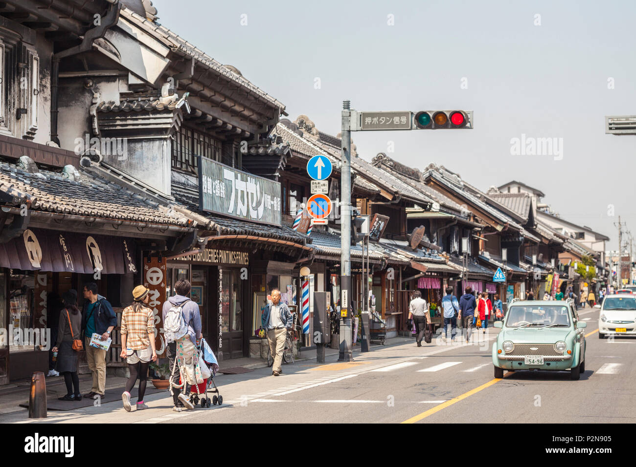 Negozi e turisti lungo Kurazukuri Street chiamato Little Edo in Kawagoe, nella prefettura di Saitama, Giappone" Foto Stock