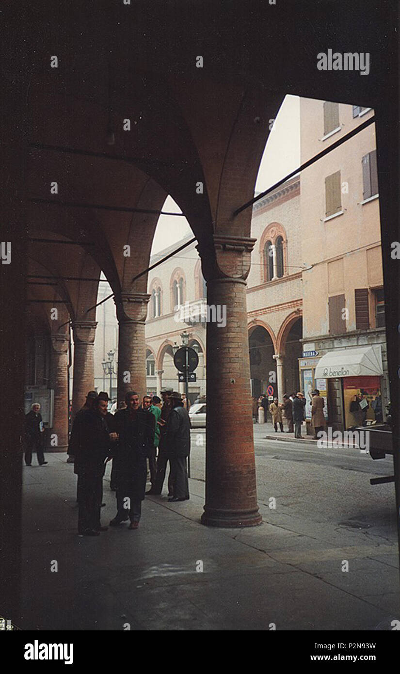. Italiano: Il palazzo municipale di Mirandola visto dal portico di Palazzo Bergomi nel 1989 . 1989. 72 sconosciuto Portico di palazzo Bergomi 1989 Foto Stock