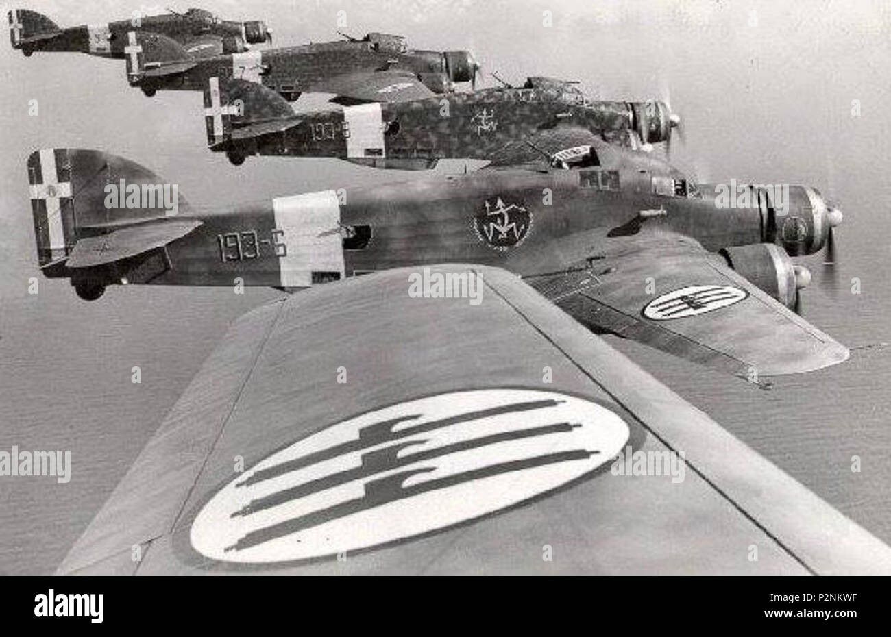 . Italiano: Aereo Savoia Marchetti SM 79 Sparviero in formazione . prima di 1960. 80 sconosciuto Savoia Marchetti SM 79 Sparviero in formazione Foto Stock