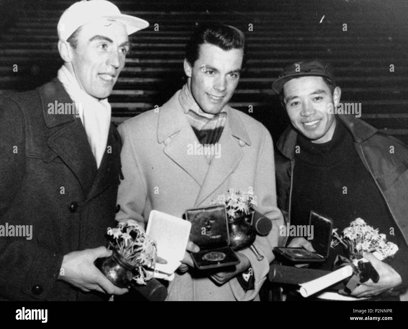 . Italiano: Slalom medallists a Cortina 1956 (Stig Sollander - Toni Sailer - Chiharu Igaya) . Il 31 gennaio 1956. Unknown 83 Slalom medallists a Cortina 1956 (Stig Sollander - Toni Sailer - Chiharu Igaya) Foto Stock