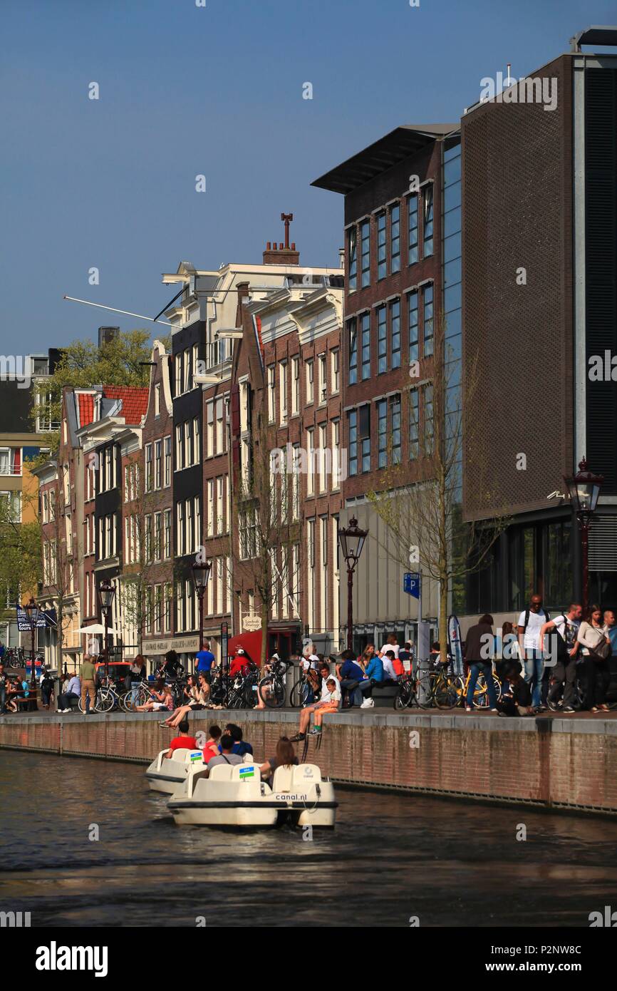 Paesi Bassi, provincia Olanda Settentrionale, Amsterdam, imbarcazioni turistiche sul canale di fronte alla casa di Anna Frank, Prinsengracht street Foto Stock