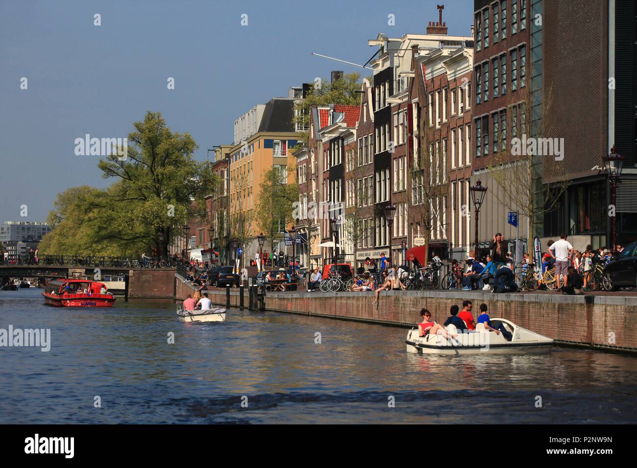 Paesi Bassi, provincia Olanda Settentrionale, Amsterdam, imbarcazione turistica sul canale di fronte alla casa di Anna Frank, Prinsengracht street Foto Stock