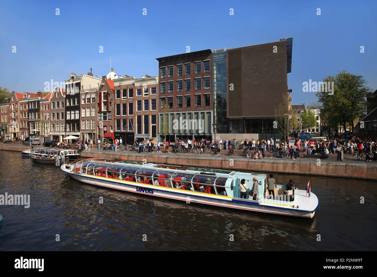 Paesi Bassi, provincia Olanda Settentrionale, Amsterdam, imbarcazione turistica sul canale di fronte alla casa di Anna Frank, Prinsengracht street Foto Stock