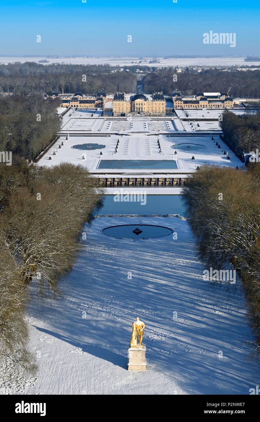 Francia, Seine et Marne, Maincy, il castello e i giardini di Vaux le Vicomte coperte da neve con in primo piano la statua di Ercole (vista aerea) Foto Stock