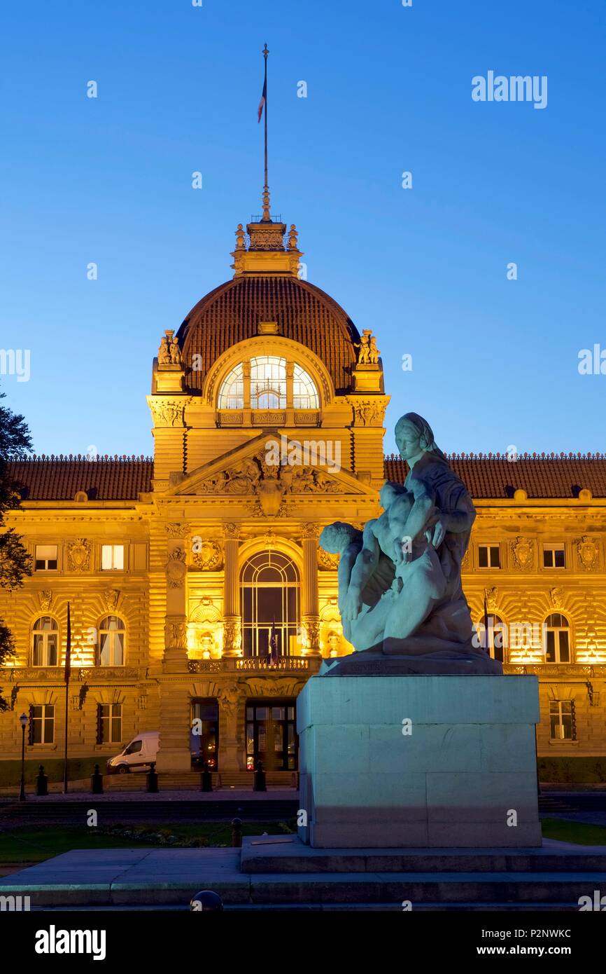 Francia, Bas Rhin, Strasburgo, quartiere Neustadt risalenti al periodo tedesco elencati come patrimonio mondiale dall' UNESCO, Place de la Republique, il Palais du Rhin (ex Kaiserpalast) e monumento di guerra, una madre tiene i suoi due figli morente, si guarda oltre la Francia e gli altri si affaccia sulla Germania Foto Stock