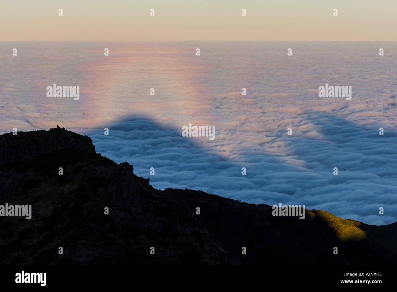 Il Portogallo, l'isola di Madeira, escursionismo a Pico Ruivo, Brocken spettro sull'ombra di Pico Ruivo Foto Stock