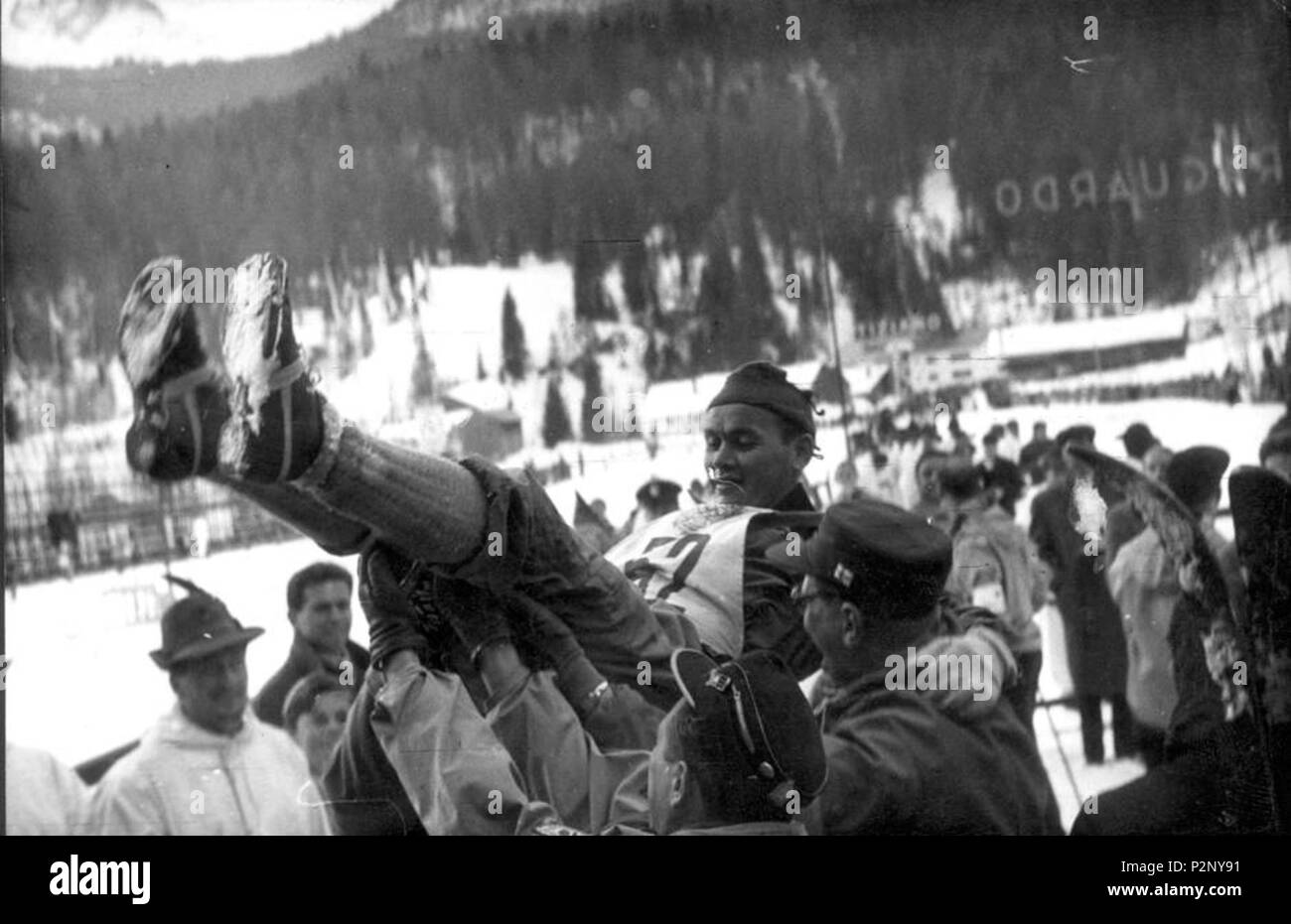 . Italiano: Veikko Hakulinen vincitore a Cortina 1956 . 4 febbraio 1956. Unknown 90 Veikko Hakulinen vincitore a Cortina 1956 Foto Stock